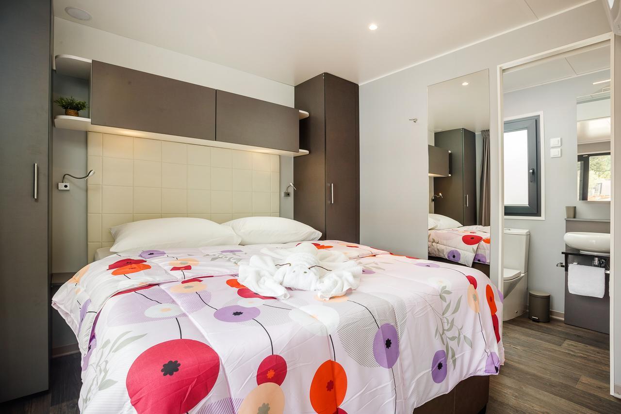 Mobile Homes Camping Santa Marina, Lanterna Tar-Vabriga Exterior photo A bedroom in a static