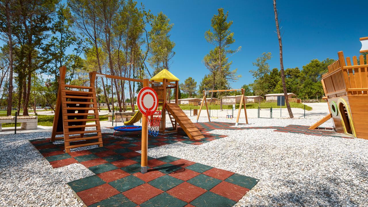 Mobile Homes Camping Santa Marina, Lanterna Tar-Vabriga Exterior photo Playground in the park