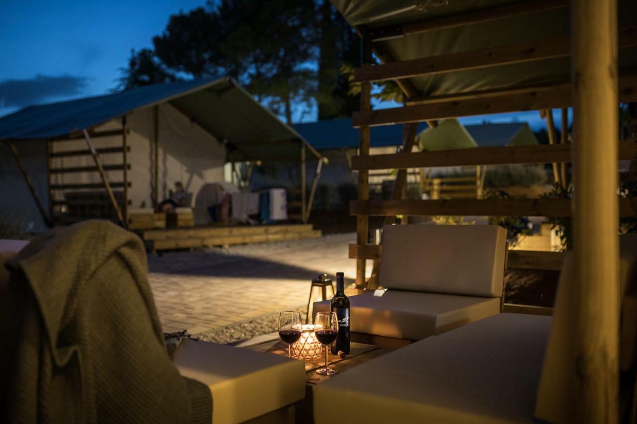 Mobile Homes Camping Santa Marina, Lanterna Tar-Vabriga Exterior photo The resort at night