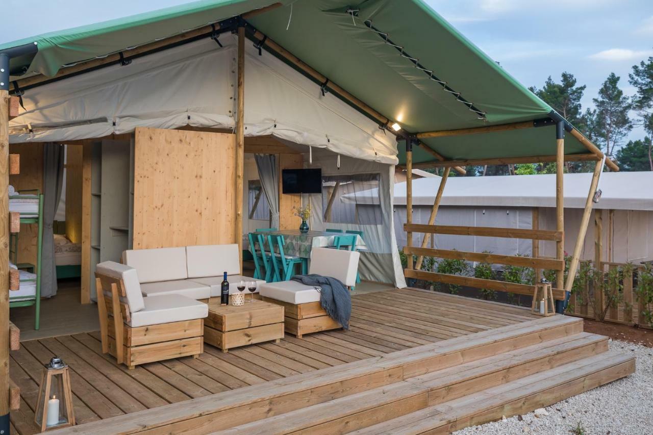 Mobile Homes Camping Santa Marina, Lanterna Tar-Vabriga Exterior photo A mobile home in a campsite